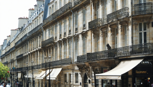 Au cœur de Paris, l’empreinte laissée par le baron Haussmann lors de la transformation spectaculaire de la capitale au XIXe siècle reste visible à chaque coin de rue. Les immeubles haussmanniens, véritables symboles du Parisian chic historique, se distinguent par [&hellip;]